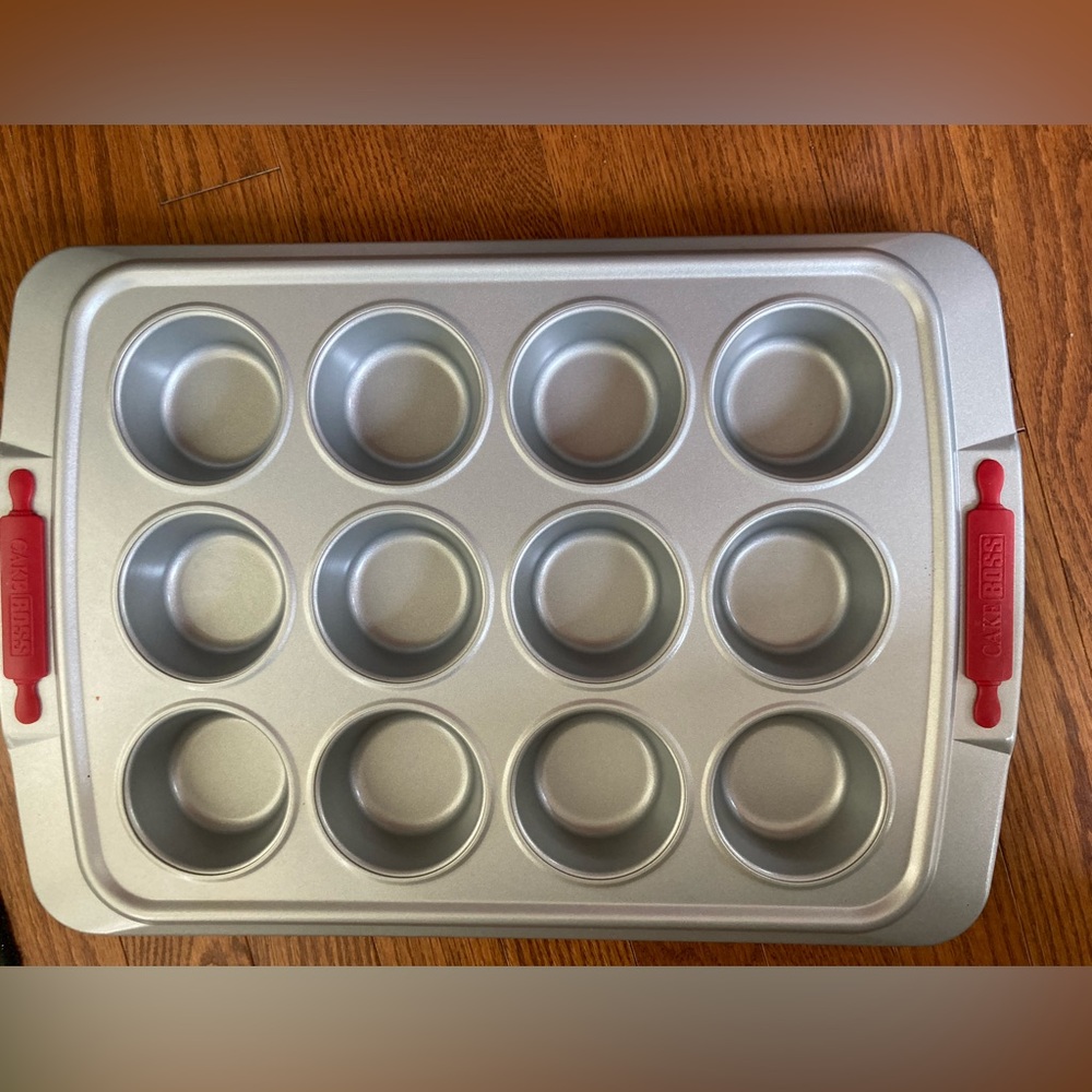 Barely used Cake Boss muffin pan